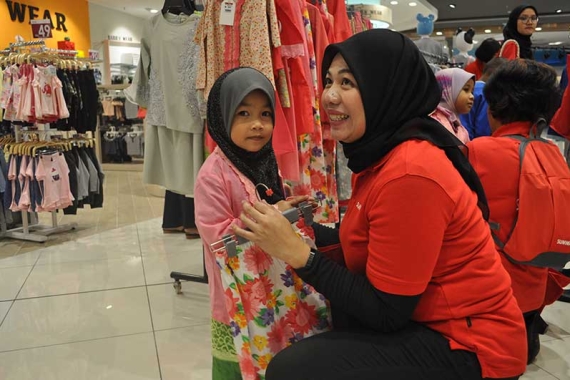 300 orphans and stateless children flock to Sunway Pyramid for Raya shopping spree