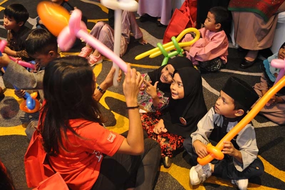 300 orphans and stateless children flock to Sunway Pyramid for Raya shopping spree