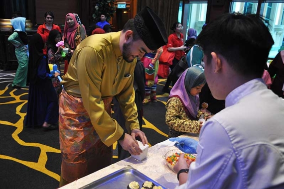 300 orphans and stateless children flock to Sunway Pyramid for Raya shopping spree