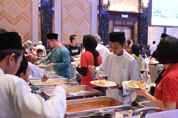 300 orphans and stateless children flock to Sunway Pyramid for Raya shopping spree