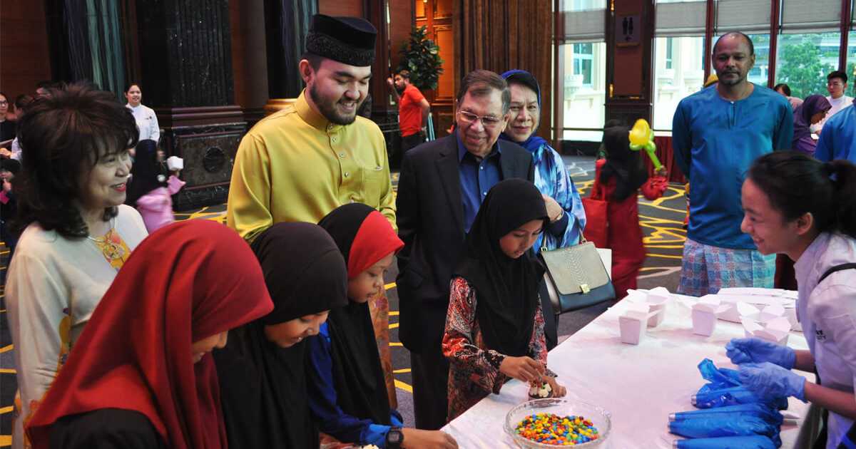 300 orphans and stateless children flock to Sunway Pyramid for Raya shopping spree