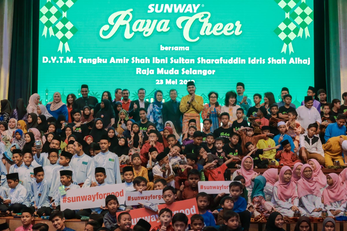 Wide shot of group picture with Raja Muda Selangor at Raya Cheer