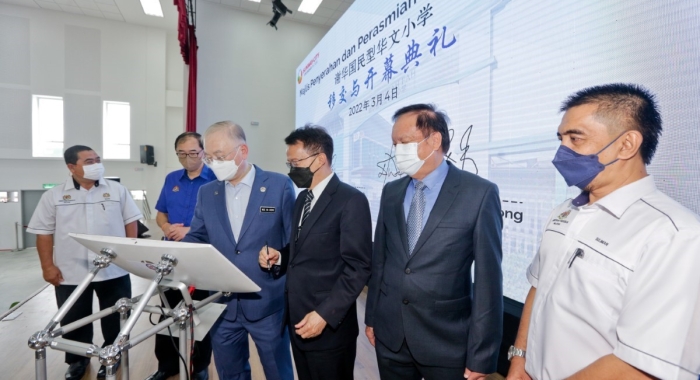 A glimpse into the officiating ceremony of SJK (C) Cheah Fah involving Minister of Transport Datuk Seri Ir. Dr. Wee Ka Siong, Tan Sri Dato’ Seri Dr. Jeffrey Cheah AO, in the presence of Deputy Minister of Education Dato’ Dr. Mah Hang Soon and SJK (C) Cheah Fah Building Committee Chairman Dato’ Steve Chong Yoon On