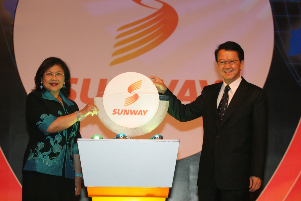 Tan Sri Dr. Jeffrey Cheah showcasing the new Sunway logo – printed on a circle plate