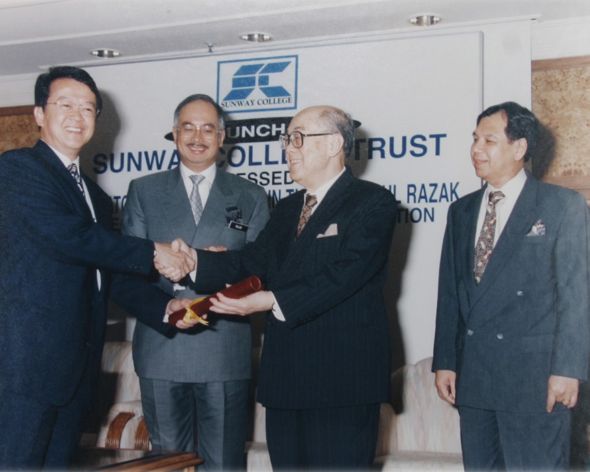 Tan Sri Dr. Jeffrey Cheah shaking hands at Sunway College, alongside Tan Sri Razman and Tunku Abdul Razak