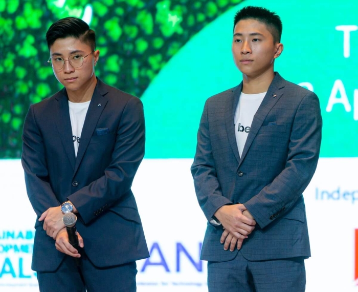 A portrait of Beebag co-founders Joshua and Joel Lim mid-presentation on-stage during United Nation’s Sustainable Development Solutions Network (UN-SDSN)'s inaugural National Solutions Forum (NSF) 2022.
