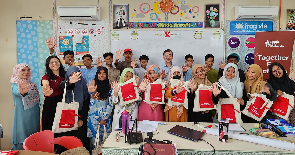 A group photo of Sunway spokesperson and students