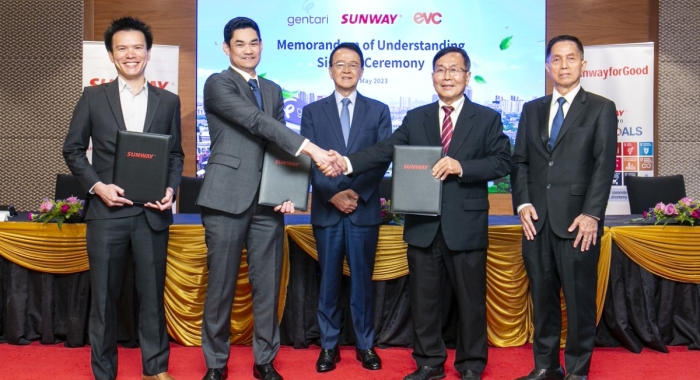 Tan Sri Sir Dr. Jeffrey Cheah shaking hands with various business leaders for a deal with Gentari