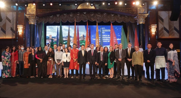 Tan Sri Sir Dr. Jeffrey Cheah standing alongside with various leaders during the UN-SDSN Asia Headquarters launch at Sunway Resort Hotel