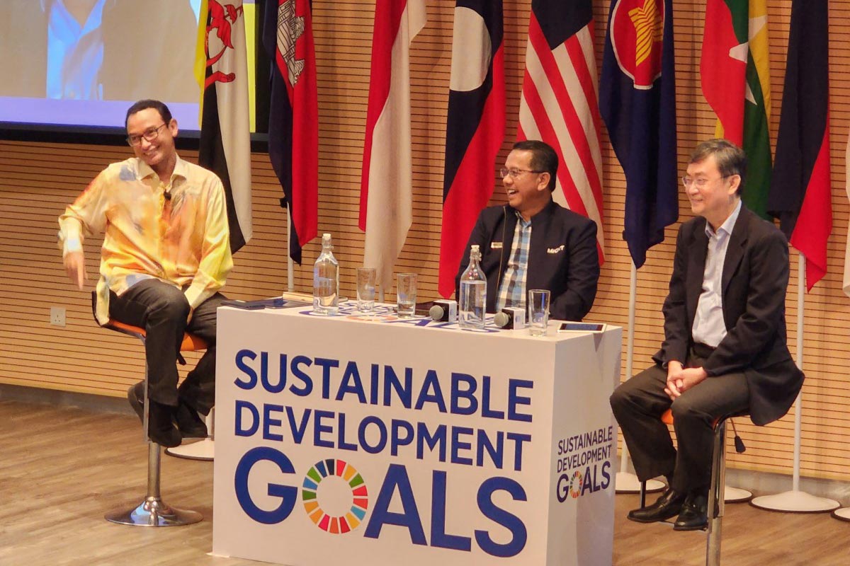 A shot of Mr. Ong at a session, giving a speech on ESG.