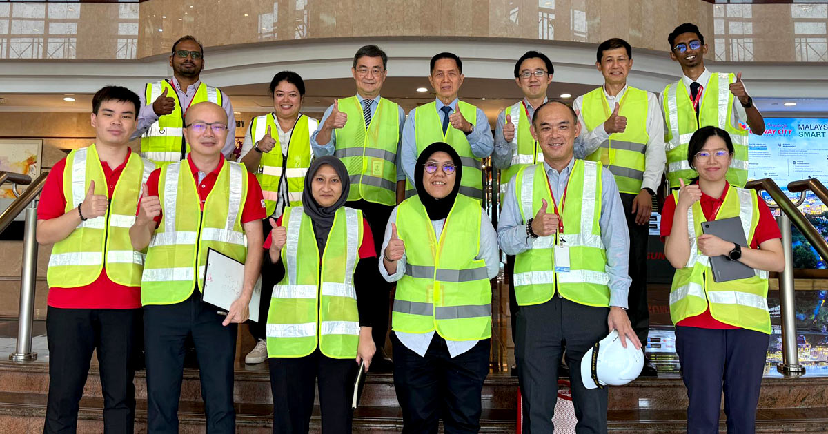 A group photo of Sunway’s OHSE, including Sunway Group president Tan Sri Dato' (Dr.) Chew Chee Kin, executive director of chairman’s office Mr. Ong Pang Yen, alongside fellow staff at Sunway