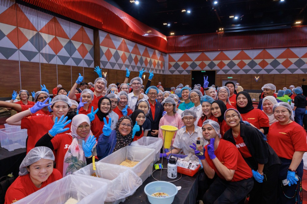 A group shot of Sunway Group founder and chairman, Tan Sri Sir Dr. Jeffrey Cheah alongside his Sunway staff at Sunway Meal Pack-a-Thon 2024
