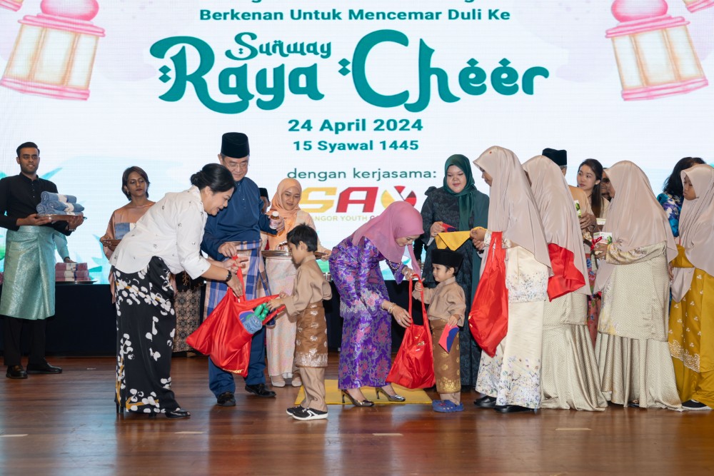 A mid-shot of Raya Cheer 2024, graced by the presence of DYMM Tengku Permaisuri Selangor, alongside executive director of chairman’s office Mr. Ong Pang Yen, and chief brand strategy officer of Sunway Group Nik Tasha Nik Kamarrudin.