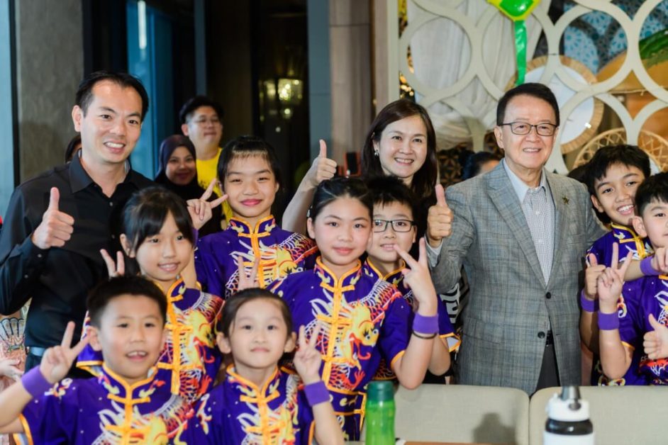 Group photo of Sarena Cheah (second from right) and Tan Sri Sir Dr. Jeffrey Cheah KBE AO (first from right) with a group of children