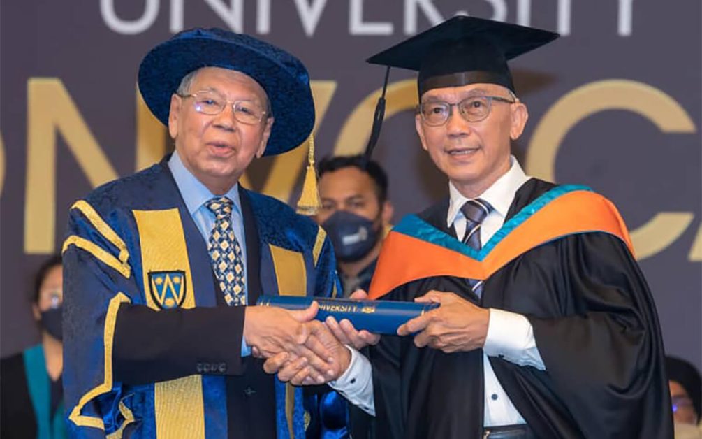 Mid-shot of Tan Sri Datuk Seri Razman M. Hashim and Datuk Kwan Foh Kwai