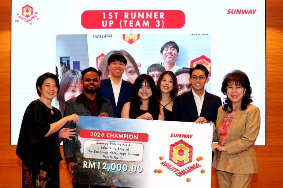 Winners of the Sunway Agility Challenge 2024 collecting their cash prize from Professor Dato' Elizabeth Lee, CEO of Sunway Education Group and Foo Shiang Wyne, Chief Human Resources officer of Sunway Group.