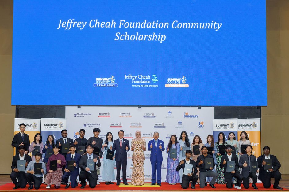 Group photo of students at the Jeffrey Cheah Foundation Scholarship Awards Ceremony featuring Tan Sri Jeffrey Cheah and D.Y.M.M Tengku Permaisuri Selangor Tengku Norashikin